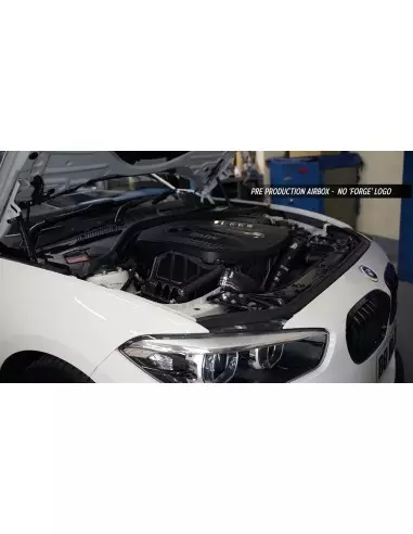 BMW 340i F30/F31 B58 Forge Motorsport Insugssystem Kolfiber med sportluftfilter och insugs slang i svart silicon