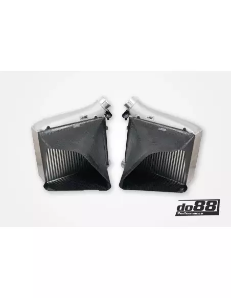 Audi RS6 4,0TFSi V8 C8 DO88 Intercooler MERA kit med svarta slangar och kolfiber luftstyrning